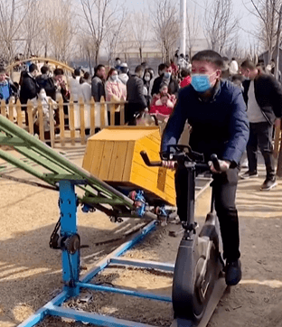 游乐场新游戏人力发电过山车