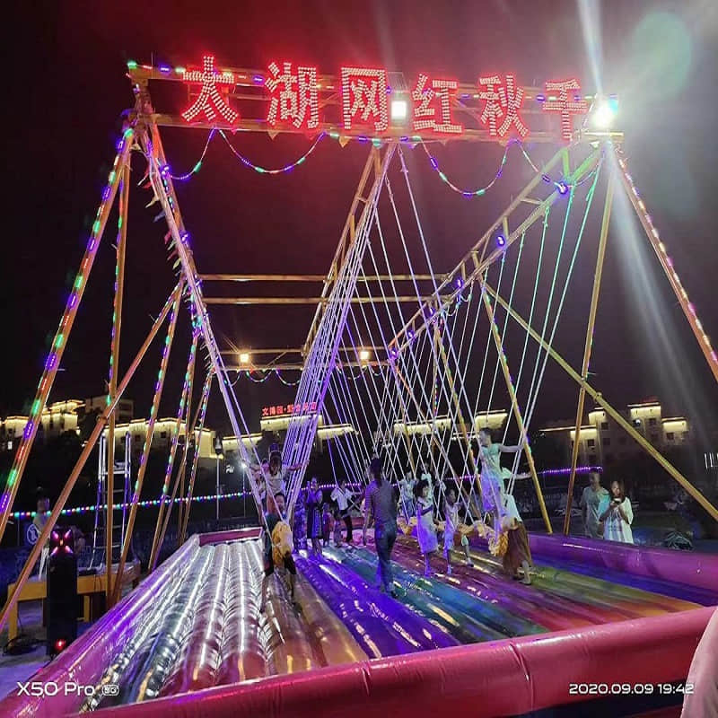 休闲广场上经营网红秋千的投资机会
