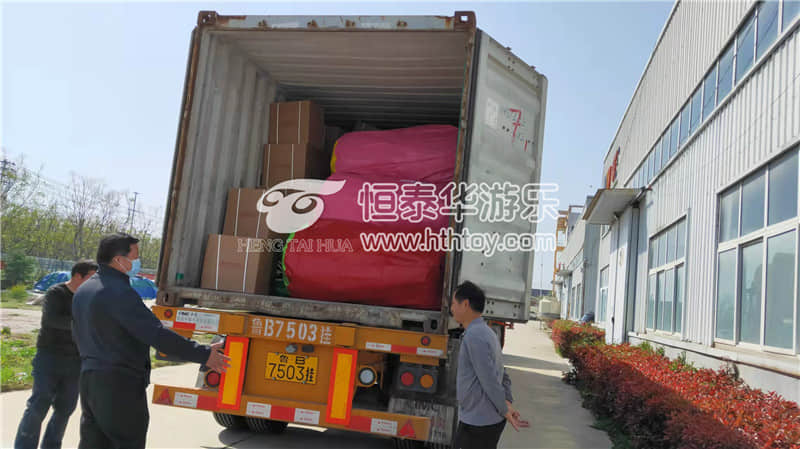 <b>20尺柜子的充气城堡发货到中东地区</b>