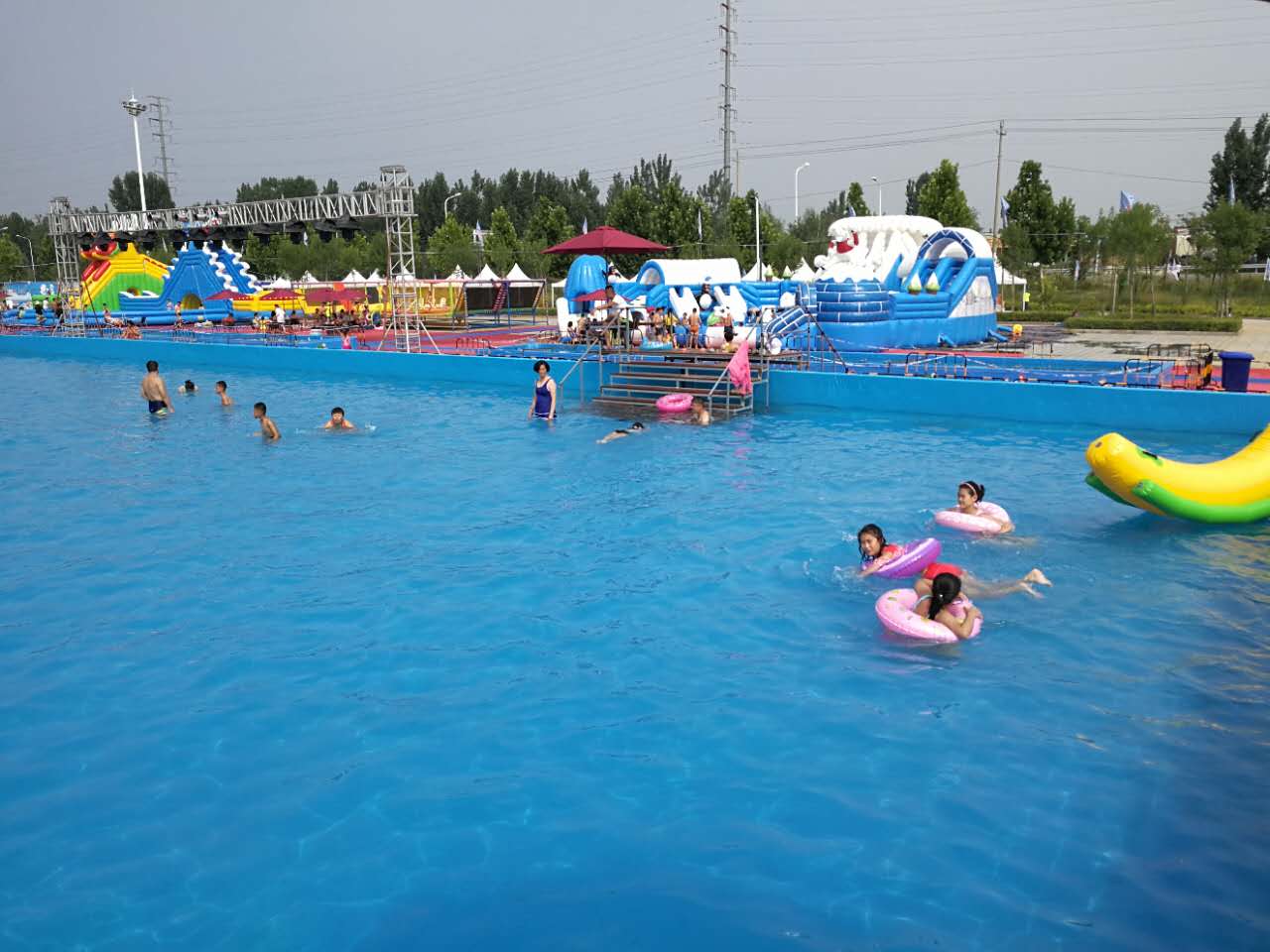 五一采是夏季移动水上乐园设备黄金时间