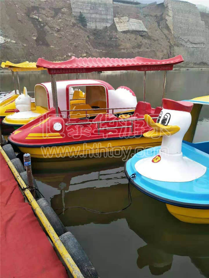 脚踏船是公园游玩的必需品