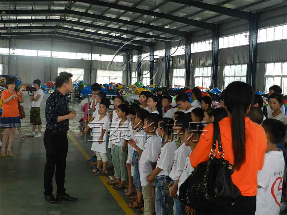 “学会感恩  与爱相伴”——相亲相爱的恒泰华一家人