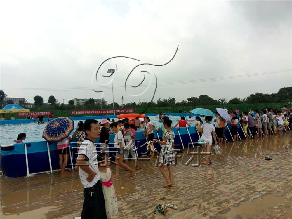 水上乐园不打地坪，碰到下雨天，只能这样了