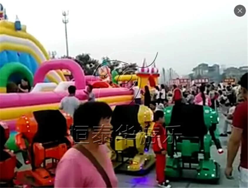 中秋人海，儿童充气城堡生意爆好的同时不忘安全经营